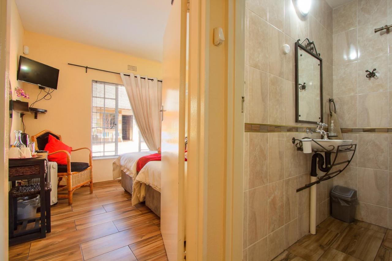 All Over Africa Guest House Kempton Park Extérieur photo